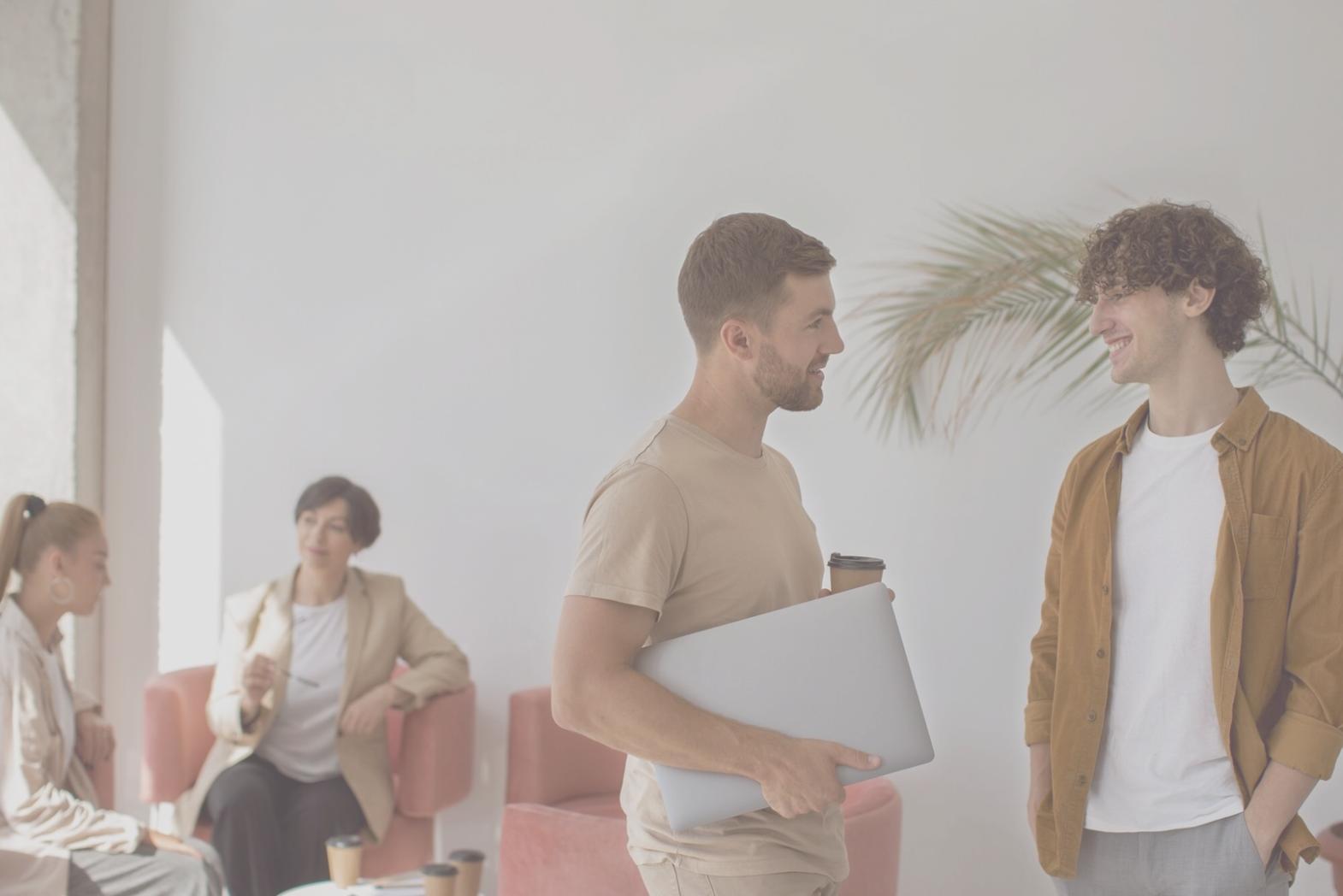 Espace de travail avec documents financiers et ordinateur portable